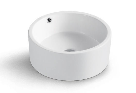 Okrągła biała ceramika nad zbiornikiem z łazienki
