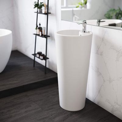 Błyskotliwe białe ceramiczne pionowe zlewy łazienkowe z chromowym wykończeniem przepływem