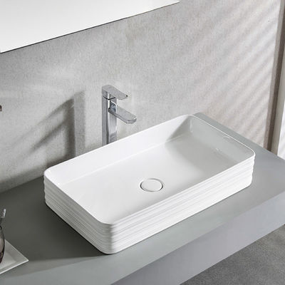 Pokład zamontowany nad zestawem z ceramicznym zlewem łazienkowym